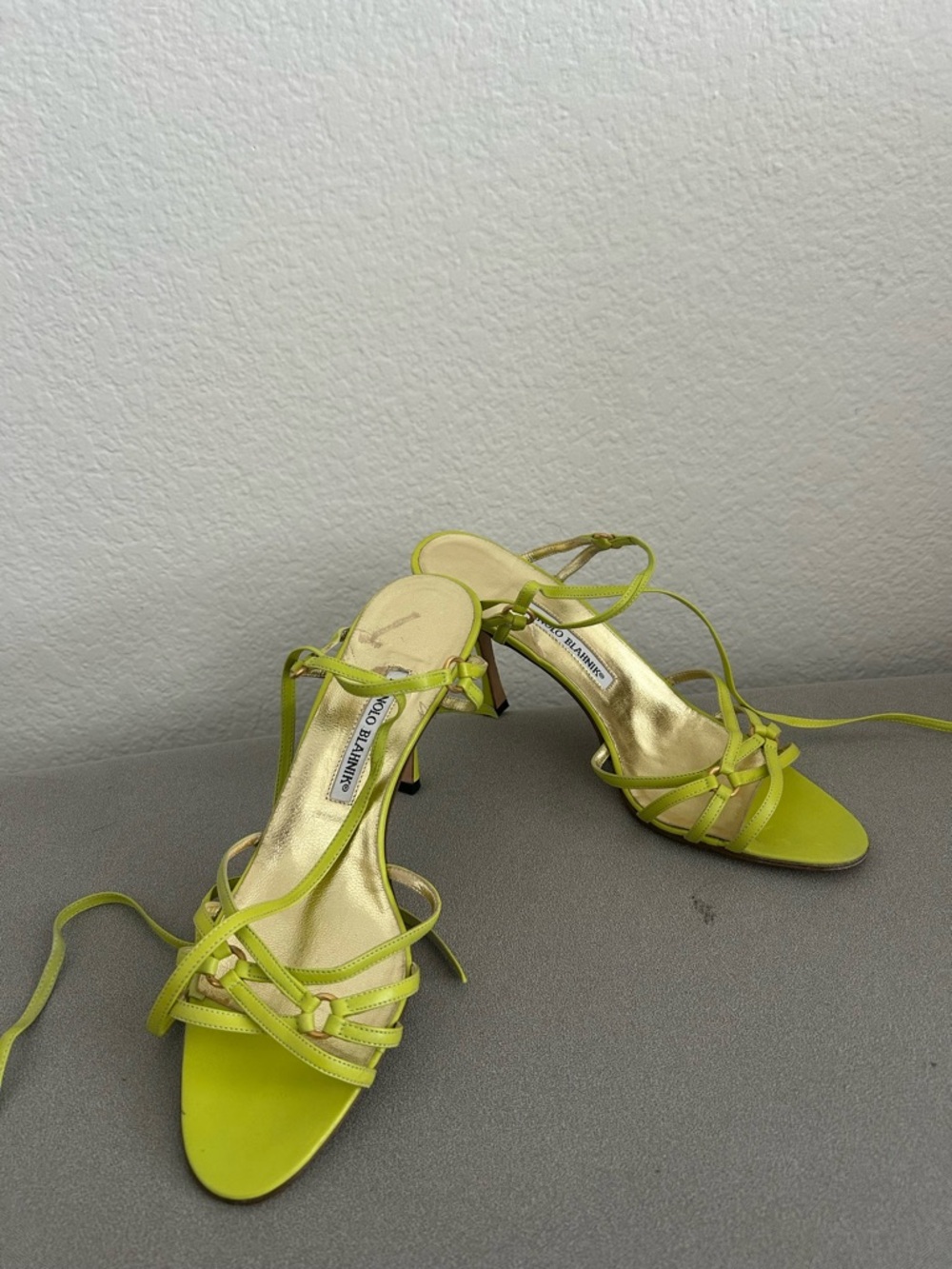 Vintage Manolo blahnik lime green wrap around kitten heels